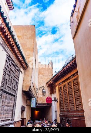 Fes, Marokko - November 12, 2019: Die Menschen auf der Straße der alten Medina. Vertikale Stockfoto