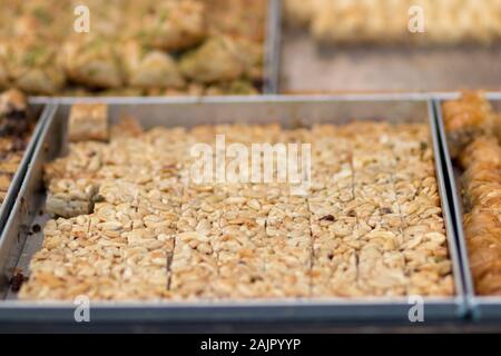 Baklava. süßes Dessert Gebäck aus Schichten von Filo mit gehackten Nüssen gefüllt und Gesüßte und zusammen mit Honig gehalten. alten Stadt Jerusalem. Stockfoto