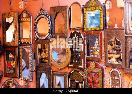 Spiegel im orientalischen Stil auf dem lokalen Markt, Marrakesch, Marokko Stockfoto