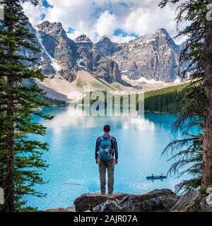 Wanderer genießen Sie die Aussicht am Moraine Lake im Sommer im Nationalpark Banff, Canadian Rockies, Alberta, Kanada. Stockfoto