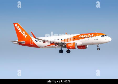 Paris, Frankreich, 16. August 2018: EasyJet Airbus A320 Flugzeug am Flughafen Paris-Orly (ORY) in Frankreich. Airbus ist ein Hersteller von Flugzeugen aus Toulouse, Stockfoto