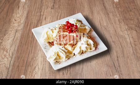 Teller köstliche italienische Speisen auf strukturierte Holz- background Tiramisu Stockfoto