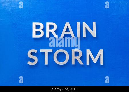 Der Begriff Brain Storm mit silberfarbenen Buchstaben auf Blue Board in flach gelegt und legen mit zentralen Komposition. Stockfoto