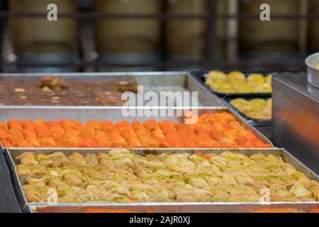 Kanafeh (traditionell im Nahen und Mittleren Osten Dessert. Lecker arabisch Gebäck) Milchig und lecker aus Nudel - wie Gebäck. Mit Ziegenkäse gebacken, Stockfoto