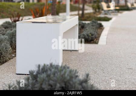 Weiß Bank in Stobrec, Kroatien. Solar weiß elegantes Design mit Anschlüssen für Smartphones mit Strom versorgt. Stockfoto