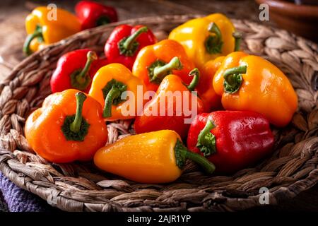 Ein Korb mit frischen bunten Paprika. Stockfoto