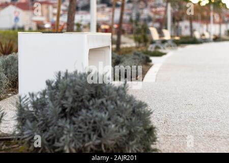 Weiß Bank in Stobrec, Kroatien. Solar weiß elegantes Design mit Anschlüssen für Smartphones mit Strom versorgt. Stockfoto