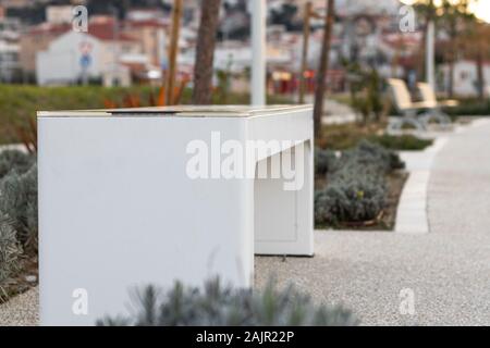 Weiß Bank in Stobrec, Kroatien. Solar weiß elegantes Design mit Anschlüssen für Smartphones mit Strom versorgt. Stockfoto