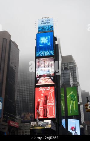 Die Sichtbarkeit ist verdunkelt durch dichten Nebel im Times Square, New York City, USA Stockfoto