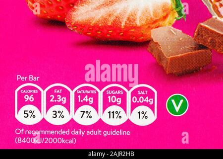 Ernährungswissenschaftliche Informationen über Box von Schuld frei Skinny Peitsche Erdbeer & Schokolade Snack Bar - weniger als 99 Kalorien Stockfoto