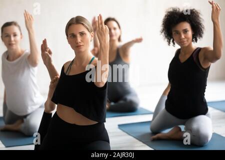 Gruppe von unterschiedlichen Frauen üben Yoga, King Pigeon Übung Stockfoto