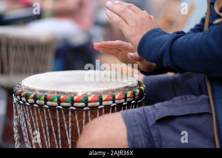 Hände von einem Musiker spielen auf eine afrikanische Djembe Trommel, bei einem Konzert von Percussion Instrumente Stockfoto