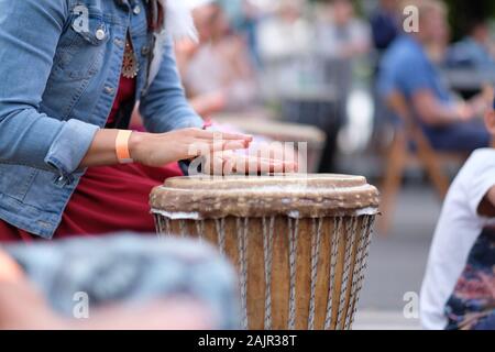 Die Hände einer Frau, die auf der afrikanischen djembe Trommel, percussion music Festival Stockfoto