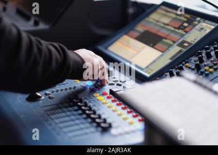 Der Tontechniker Hände am Mischpult während des Konzerts Stockfoto