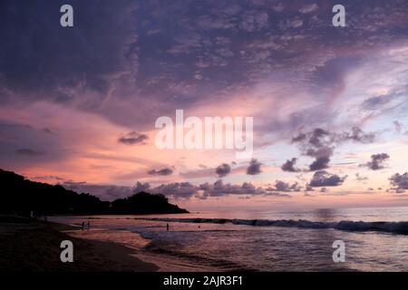 Ethereal Sonnenuntergang über dem warmen Wasser des Pazifik. San Pancho, Nayarit. Mexiko Stockfoto