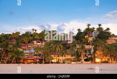 Tropical Beach in einem warmen Sommer Sonnenuntergang. San Pancho, Nayarit. Mexiko Stockfoto