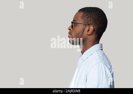 Afrikanischer Mann auf grauem Hintergrund Seite Profil ansehen Gesicht isoliert Stockfoto