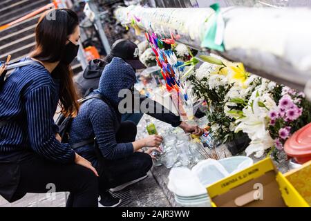 Hongkong, China. 05 Jan, 2020. Die demonstranten Kerzen an der behelfsmäßigen Schrein während der Demonstration. Eingabe der 7. Monat der Unruhen, Demonstranten marschierten durch die Straßen, protestieren gegen chinesische Parallelhändler. Die Demonstranten skandierten Parolen und Lieder gesungen. Der Polizei in Kampfausrüstung erschien und mehrere Demonstranten festgenommen. Credit: SOPA Images Limited/Alamy leben Nachrichten Stockfoto