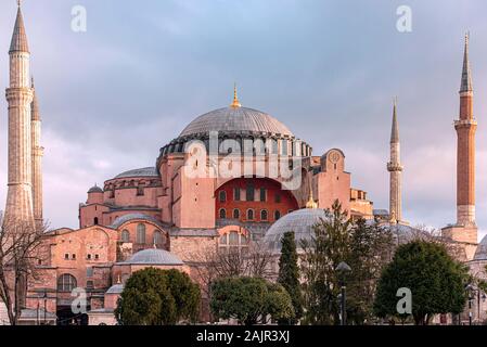 Fantastische Hagia Sophia oder Hagia Sophia Kirche der Heiligen Weisheit am Morgen mit Sonnenuntergang in Istanbul, Türkei Stockfoto