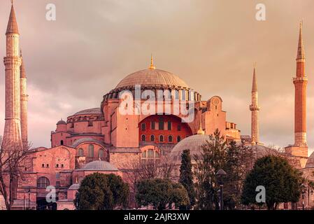 Fantastische Hagia Sophia oder Hagia Sophia Kirche der Heiligen Weisheit am Morgen mit Sonnenuntergang in Istanbul, Türkei Stockfoto