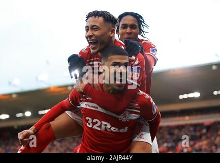 Middlesbrough ist Ashley Fletcher feiert zählenden erste Ziel seiner Seite des Spiels mit Marcus Tavernier (links) Während der FA Cup in die dritte Runde im Riverside Stadium, Middlesbrough. Stockfoto