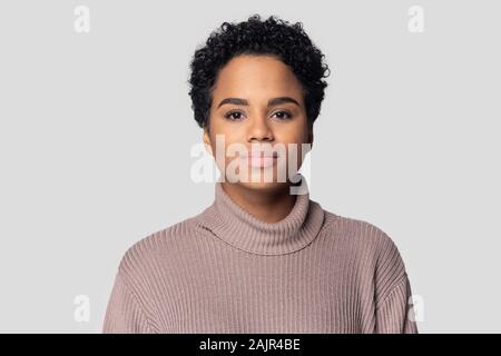 Afrikanische Frau trägt Strickpullover auf grauem Hintergrund posiert isoliert Stockfoto