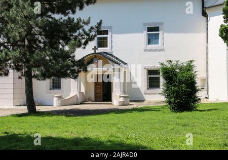 Zentrale Eingang zum Kloster Krusedol Fruska Gora Nationalpark, Vojvodina, Serbien Stockfoto