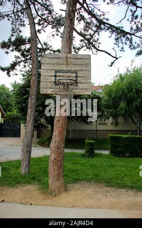 Straße öffentliche alten rostigen Basketball Schild, Sportplatz zu Hause, aktive Spiele für Kinder und Erwachsene Stockfoto