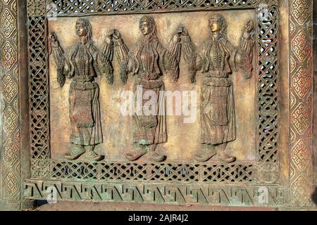 Bronze Detail der Freiheit Brücke über den Fluss Vardar in Skopje, Republik von Mazedonien. Stockfoto