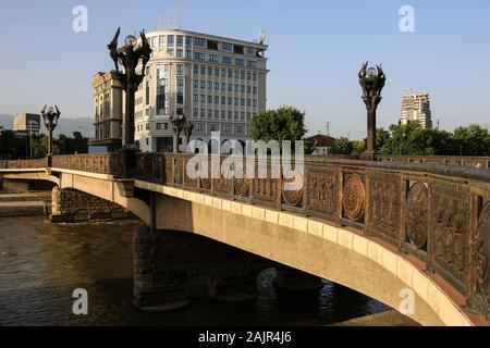 Freiheit Brücke über den Fluss Vardar in Skopje, Republik von Mazedonien. Stockfoto