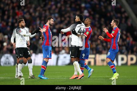 Crystal Palace Luka Milivojevic zählte (Zweite links) reagiert, nachdem headbutting von Derby County Tom Huddlestone (Mitte) bei der FA Cup in die dritte Runde am Selhurst Park, London. Stockfoto