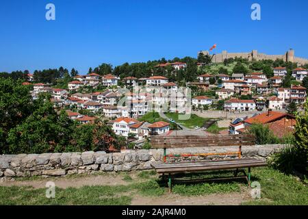 Stadt Ohrid und berühmten alten Burgruinen des Zaren Samuel im Hintergrund in Ohrid, Republik von Mazedonien. Stockfoto