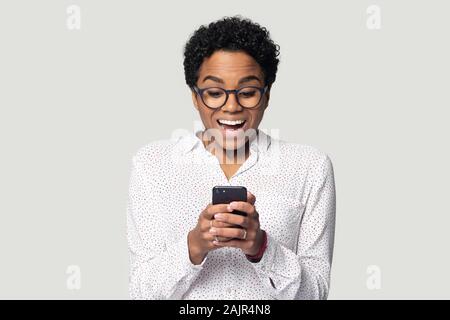 Afrikanische Frau mit Smartphone lesen Medien News fühlt sich glücklich Stockfoto