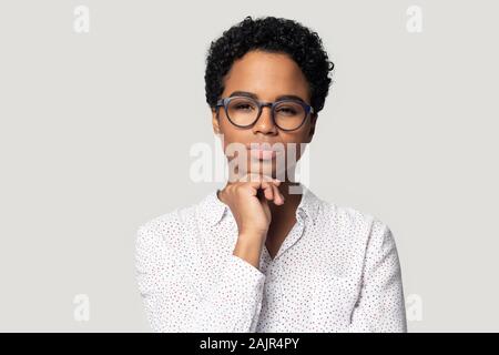 Afrikanische Frau in Gläsern starrte auf Kamera vermuten etwas Stockfoto