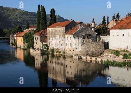 Schöne Aussicht alten historischen Teil der Stadt Trebinje und Trebisnjica Fluss, Sarajevo, Bosnien und Herzegowina Stockfoto