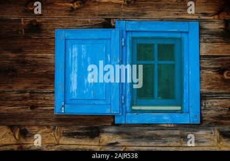Typische serbische Fenster mit offenen Holz- Verschluss in alten Holzhaus Stockfoto