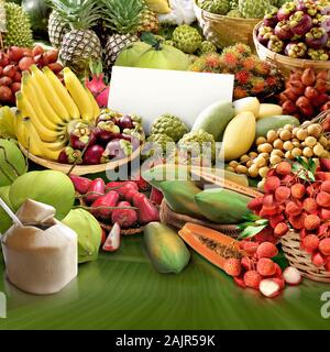 Alle Früchte und das Preisschild Stockfoto