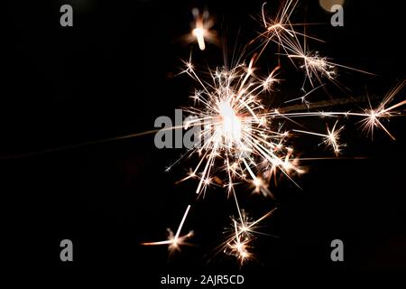 Schöne abstrakte Schuß von Wunderkerzen auf schwarzem Hintergrund. Stockfoto