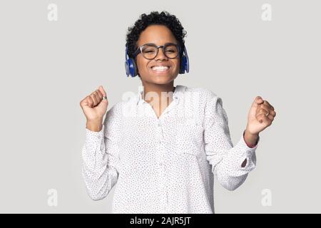 Afrikanische Frau Hören von Musik über Kopfhörer studio Shot Stockfoto