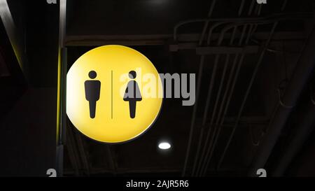 An der Wand hängen Schilder des Kreislichtschachts Stockfoto