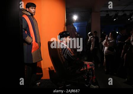 Modelle während der AW 20 Vorstellung der Ahluwalia London Fashion Week Männer an der BFC zeigen Raum, Truman Brauerei London statt.. Stockfoto
