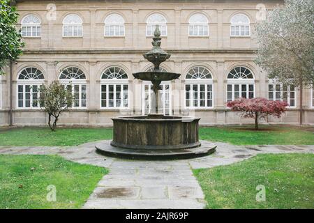 Brunnen im Kreuzgang von San Francisco de Santiago Kloster. Santiago de Compostela. Spanien Stockfoto