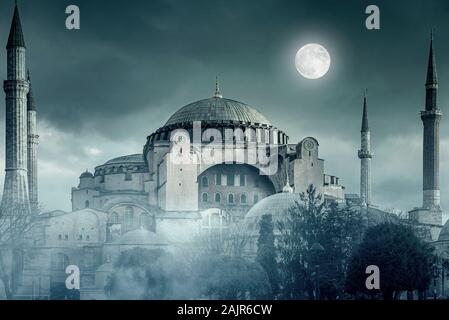 Nachtzeit mit Mond über der Hagia Sophia oder der Hagia Sophia Kirche der Heiligen Weisheit in Istanbul, Türkei Stockfoto