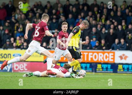 Burton Upon Trent, Großbritannien. 05 Jan, 2020. Burton Albion gegen Northampton Town; David Templeton von Burton Albion erhält hinter Charlie Goode von Northampton Town auf dem Gras - Streng redaktionelle Verwendung. Keine Verwendung mit nicht autorisierten Audio-, Video-, Daten-, Spielpläne, Verein/liga Logos oder "live" Dienstleistungen. On-line-in-Match mit 120 Bildern beschränkt, kein Video-Emulation. Keine Verwendung in Wetten, Spiele oder einzelne Verein/Liga/player Publikationen Quelle: Aktion Plus Sport Bilder/Alamy leben Nachrichten Stockfoto