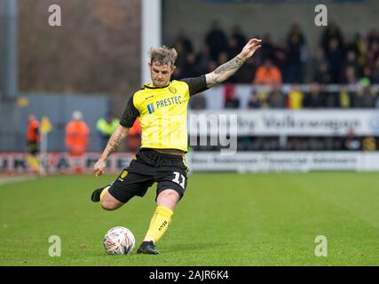 Burton Upon Trent, Großbritannien. 05 Jan, 2020. Burton Albion gegen Northampton Town; David Templeton von Burton Albion überqueren, den Ball in den Kasten - Streng redaktionelle Verwendung. Keine Verwendung mit nicht autorisierten Audio-, Video-, Daten-, Spielpläne, Verein/liga Logos oder "live" Dienstleistungen. On-line-in-Match mit 120 Bildern beschränkt, kein Video-Emulation. Keine Verwendung in Wetten, Spiele oder einzelne Verein/Liga/player Publikationen Quelle: Aktion Plus Sport Bilder/Alamy leben Nachrichten Stockfoto