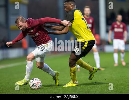 Burton Upon Trent, Großbritannien. 05 Jan, 2020. Burton Albion gegen Northampton Town; Nicholas Adams von Northampton Town werden zurückgehalten, Lucas Akins von Burton Albion werden streng redaktionelle Verwendung. Keine Verwendung mit nicht autorisierten Audio-, Video-, Daten-, Spielpläne, Verein/liga Logos oder "live" Dienstleistungen. On-line-in-Match mit 120 Bildern beschränkt, kein Video-Emulation. Keine Verwendung in Wetten, Spiele oder einzelne Verein/Liga/player Publikationen Quelle: Aktion Plus Sport Bilder/Alamy leben Nachrichten Stockfoto