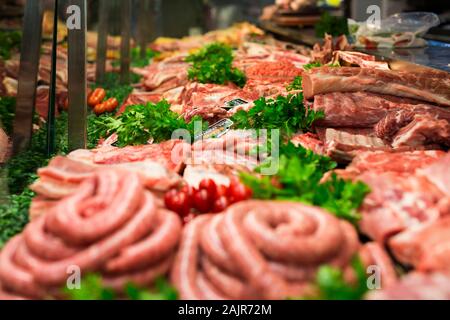 Fleisch Showcase in einer Metzgerei Stockfoto