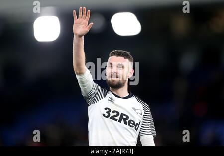 Von Derby County Scott Malone begrüßt die Fans nach dem Abpfiff des FA Cup in die dritte Runde am Selhurst Park, London. Stockfoto