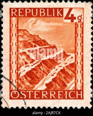 Poltawa, Ukraine - 2. Januar 2020. . Vintage Briefmarke in Österreich ca. 1945 zeigen Landschaften gedruckt Stockfoto