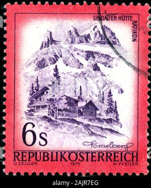 Poltawa, Ukraine - 2. Januar 2020. Vintage Briefmarke in Österreich ca. 1975 zeigen Landschaften gedruckt Stockfoto